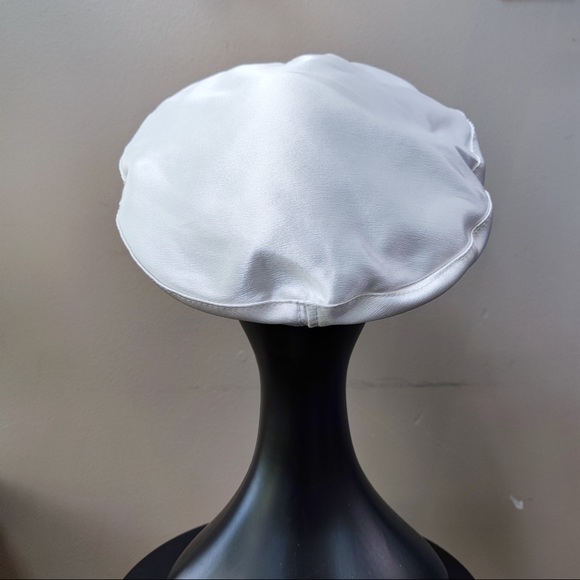 Beret hat with pearls (white) - Picture 6 of 8